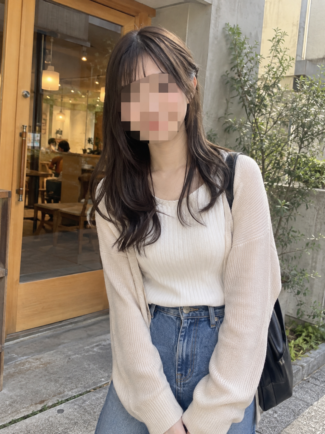 顔を加工した女性の見本写真