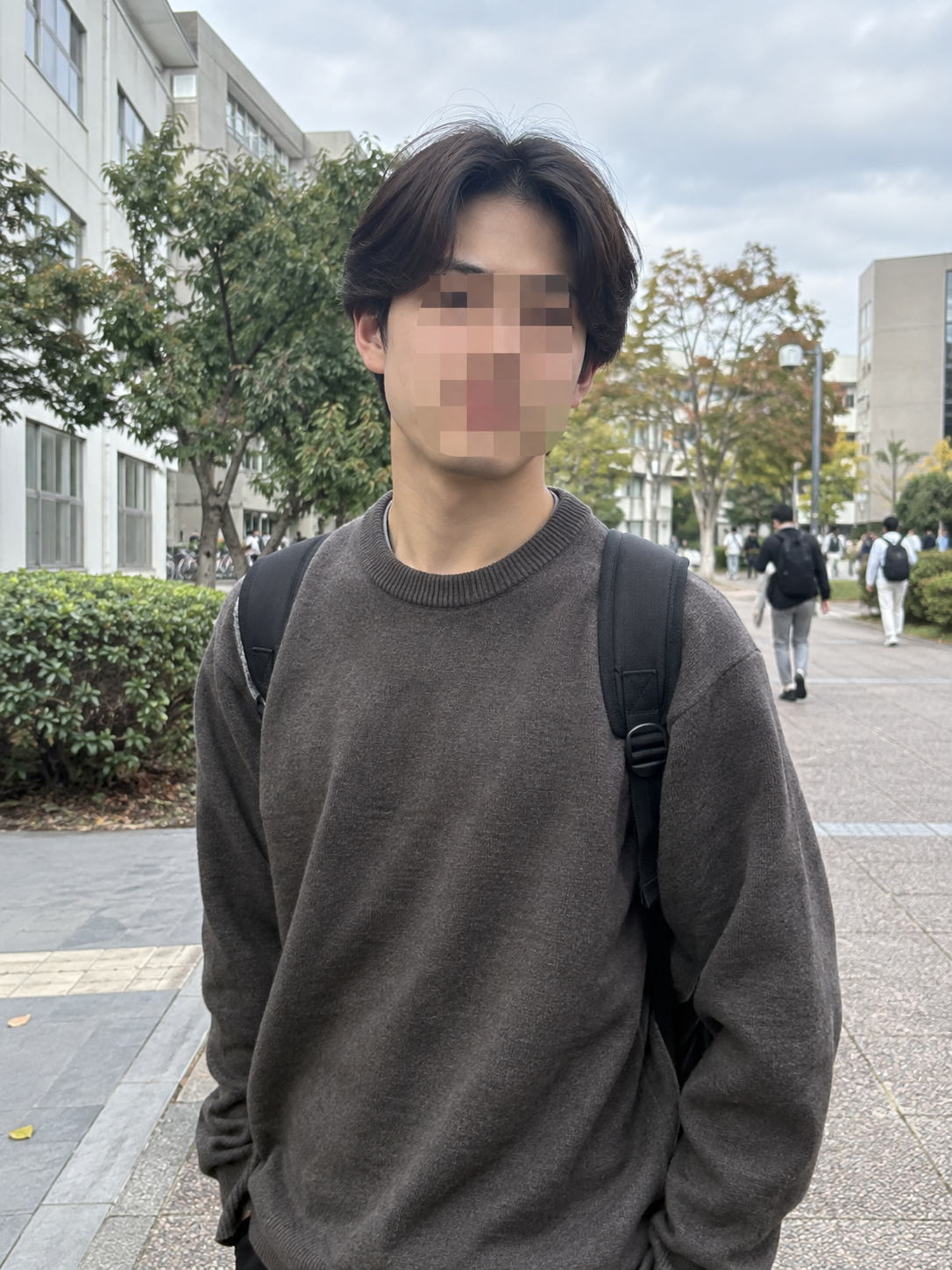 顔を加工した男性の見本写真